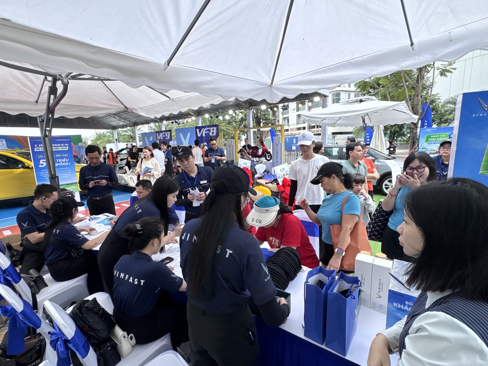 Làn sóng chuyển đổi từ xe máy xăng sang xe máy điện của người dùng Việt - Ảnh 1.