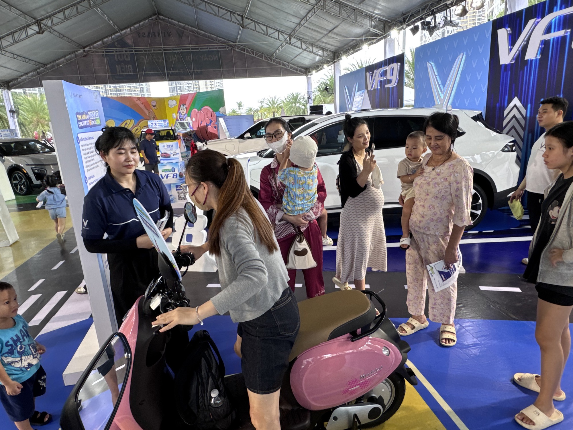 Làn sóng chuyển đổi từ xe máy xăng sang xe máy điện của người dùng Việt - Ảnh 2.