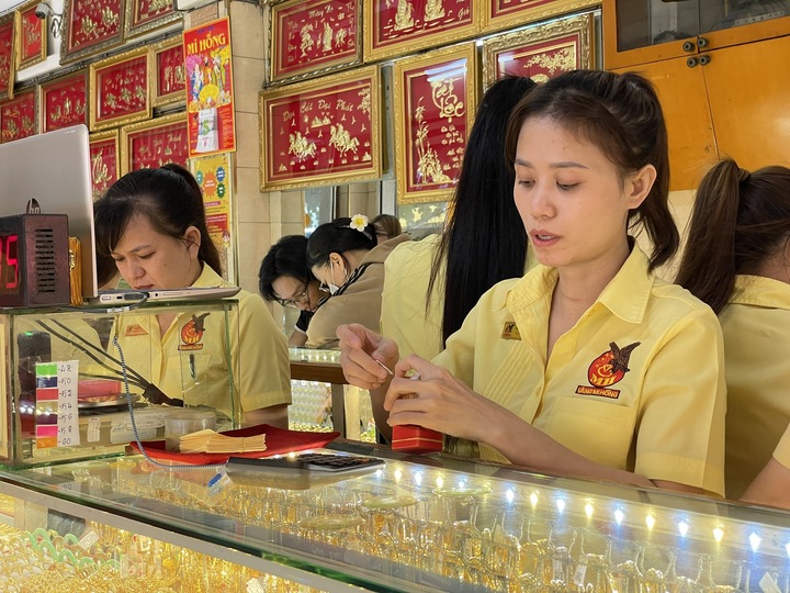 150 triệu đồng/lượng, NHNN Khu vực 2 đề nghị phối hợp kiểm tra thị trường vàng- Ảnh 1.