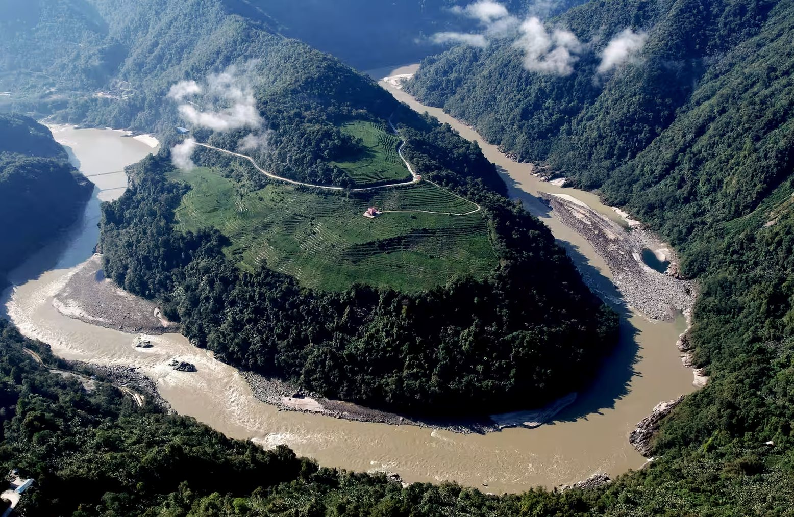 Trung Quốc xây siêu đập lớn nhất thế giới: Là 'trái tim' của chuỗi 5 nhà máy thủy điện, tạo 300 tỷ kWh điện/năm- Ảnh 1.