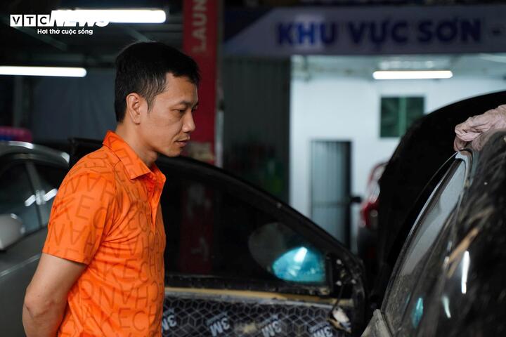 Ô tô thành cục sắt sau ngập lũ, chủ xe khốn đốn với chi phí sửa tốn trăm triệu- Ảnh 2. Ô tô thành cục sắt sau ngập lũ, chủ xe khốn đốn với chi phí sửa tốn trăm triệu- Ảnh 2.