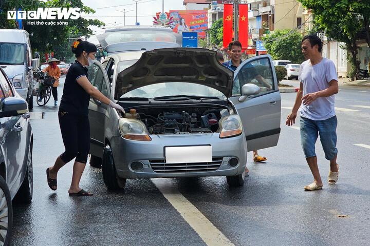 Ô tô thành cục sắt sau ngập lũ, chủ xe khốn đốn với chi phí sửa tốn trăm triệu- Ảnh 3. Ô tô thành cục sắt sau ngập lũ, chủ xe khốn đốn với chi phí sửa tốn trăm triệu- Ảnh 3.