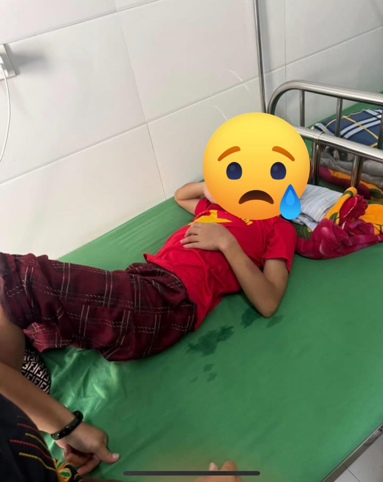 Xác minh thông tin bé gái lớp 5 bị cha dượng bạo hành - Ảnh 2.