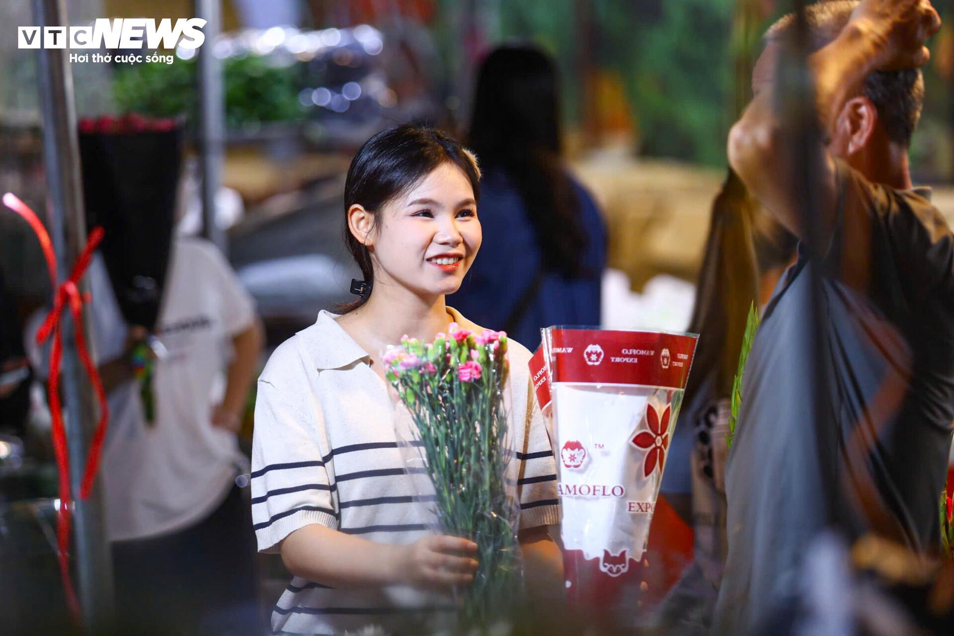 Chợ hoa lớn nhất Hà Nội đông kín khách suốt đêm trước ngày 20/10- Ảnh 11. Chợ hoa lớn nhất Hà Nội đông kín khách suốt đêm trước ngày 20/10- Ảnh 11.