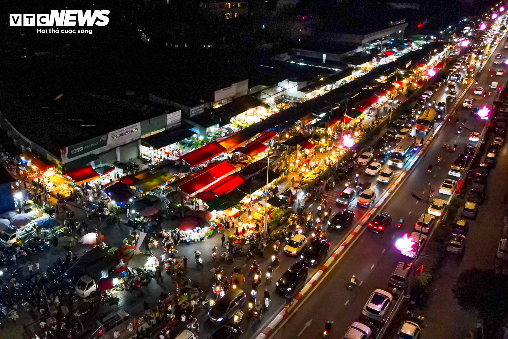 Chợ hoa lớn nhất Hà Nội đông kín khách suốt đêm trước ngày 20/10- Ảnh 12. Chợ hoa lớn nhất Hà Nội đông kín khách suốt đêm trước ngày 20/10- Ảnh 12.