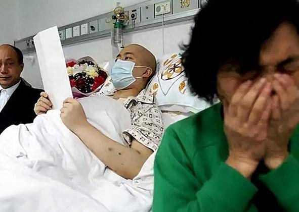 Nam sinh học giỏi vừa tốt nghiệp thì bị ung thư, từ bỏ điều trị, đăng ký hiến xác rồi nói dối bà: "Cháu sắp đi du học"- Ảnh 5.