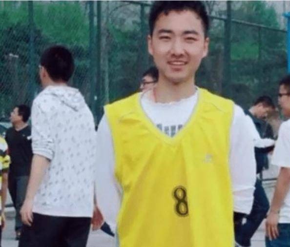 Nam sinh học giỏi vừa tốt nghiệp thì bị ung thư, từ bỏ điều trị, đăng ký hiến xác rồi nói dối bà: "Cháu sắp đi du học"- Ảnh 2.