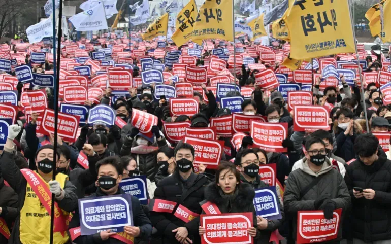 Cuộc đình công quy mô lớn của đội ngũ bác sĩ Hàn Quốc khởi phát từ đầu năm 2024. (Ảnh: AFP)