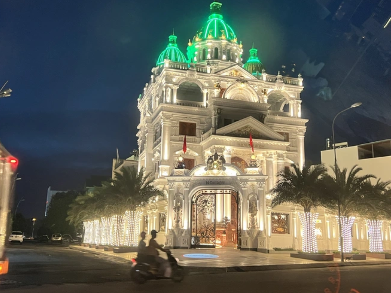 CLIP: Trời nắng gay gắt, nhiều người quay phim, chụp ảnh dinh thự 500 tỉ đồng của Ngân Collagen   - Ảnh 5.