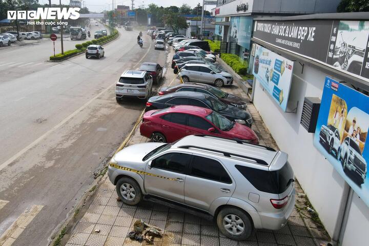 Ô tô thành cục sắt sau ngập lũ, chủ xe khốn đốn với chi phí sửa tốn trăm triệu- Ảnh 1. Ô tô thành cục sắt sau ngập lũ, chủ xe khốn đốn với chi phí sửa tốn trăm triệu- Ảnh 1.