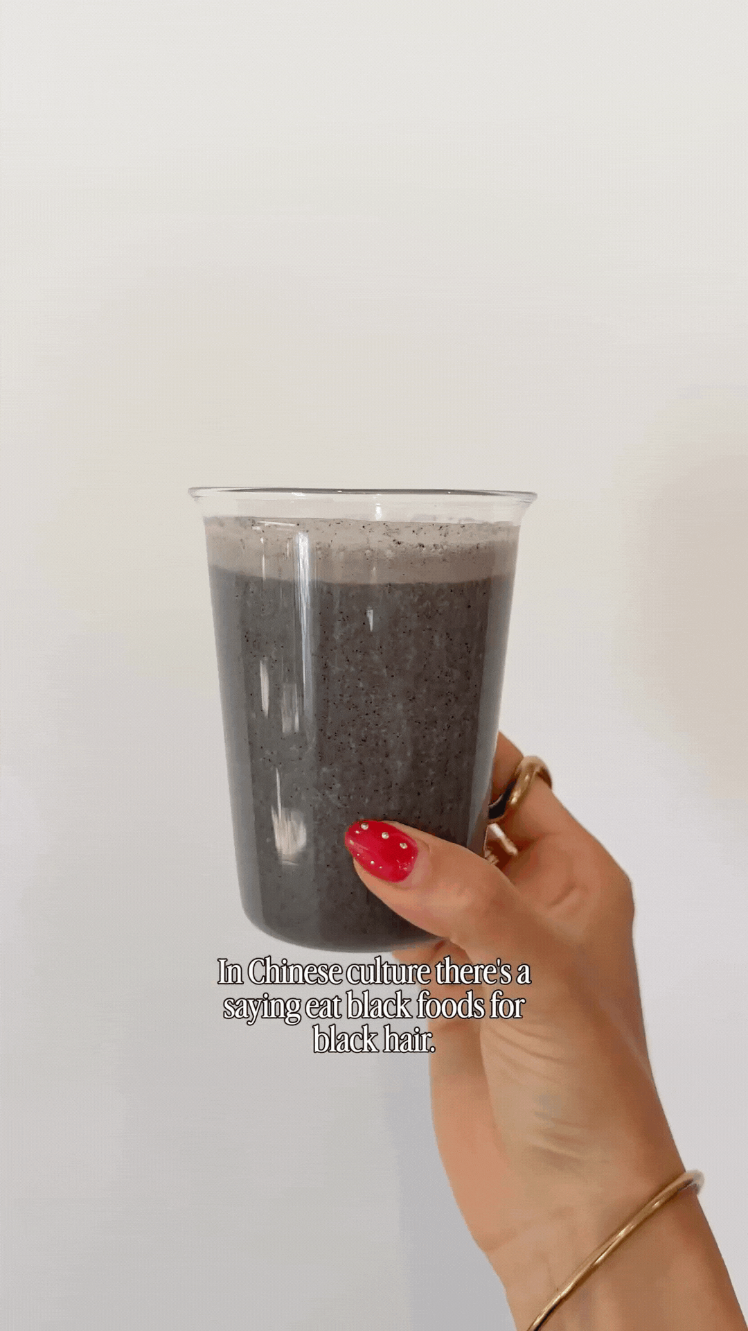 Mẹ tôi rất chăm uống loại nước màu đen này và không có một sợi tóc bạc nào ở tuổi 60, tóc còn bóng đẹp- Ảnh 2. Mẹ tôi rất chăm uống loại nước màu đen này và không có một sợi tóc bạc nào ở tuổi 60, tóc còn bóng đẹp- Ảnh 2.