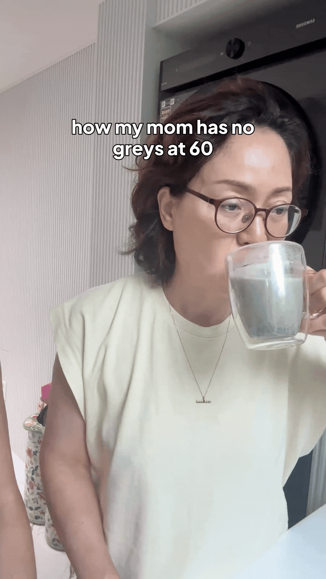 Mẹ tôi rất chăm uống loại nước màu đen này và không có một sợi tóc bạc nào ở tuổi 60, tóc còn bóng đẹp- Ảnh 1. Mẹ tôi rất chăm uống loại nước màu đen này và không có một sợi tóc bạc nào ở tuổi 60, tóc còn bóng đẹp- Ảnh 1.