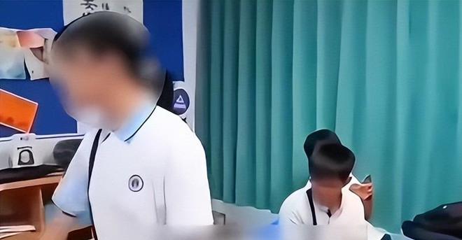 Nữ sinh đổ 2 chai nước lên đầu bạn còn thách thức "biết bố tôi làm nghề gì không", trường vào cuộc điều tra: Sự thất bẽ bàng! - Ảnh 2. Nữ sinh đổ 2 chai nước lên đầu bạn còn thách thức "biết bố tôi làm nghề gì không", trường vào cuộc điều tra: Sự thất bẽ bàng! - Ảnh 2.