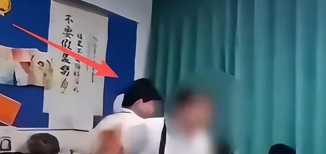 Nữ sinh đổ 2 chai nước lên đầu bạn còn thách thức "biết bố tôi làm nghề gì không", trường vào cuộc điều tra: Sự thất bẽ bàng! - Ảnh 1. Nữ sinh đổ 2 chai nước lên đầu bạn còn thách thức "biết bố tôi làm nghề gì không", trường vào cuộc điều tra: Sự thất bẽ bàng! - Ảnh 1.