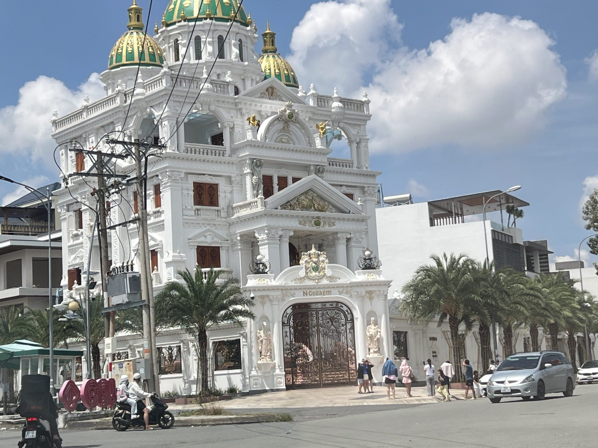 CLIP: Trời nắng gay gắt, nhiều người quay phim, chụp ảnh dinh thự 500 tỉ đồng của Ngân Collagen   - Ảnh 2.