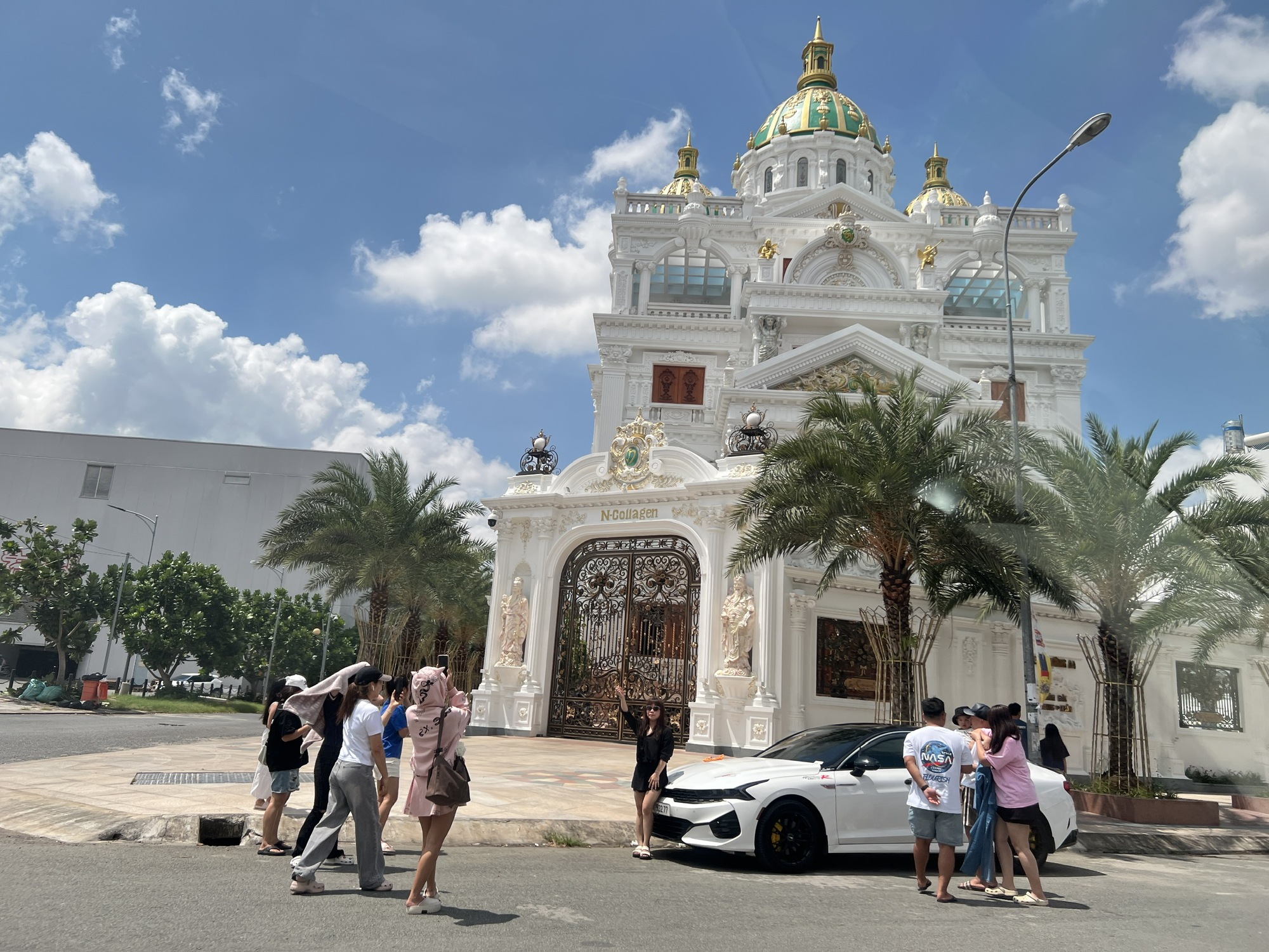 CLIP: Trời nắng gay gắt, nhiều người quay phim, chụp ảnh dinh thự 500 tỉ đồng của Ngân Collagen   - Ảnh 1.