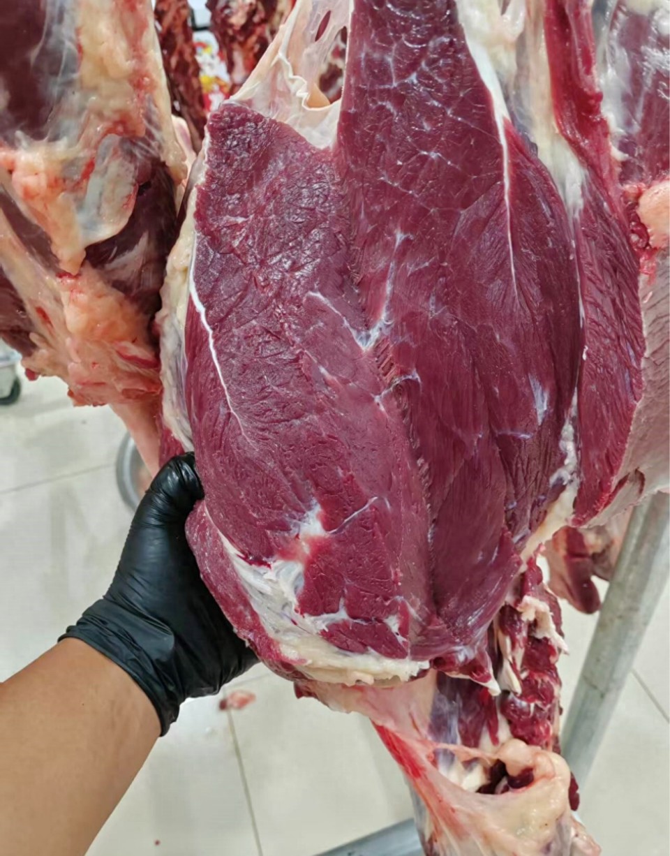 Khi mua thịt bò, bạn nên chọn loại "treo" hay "trưng bày"? Hãy ghi nhớ 4 điều này để tránh bị lừa bởi người bán thịt- Ảnh 1.