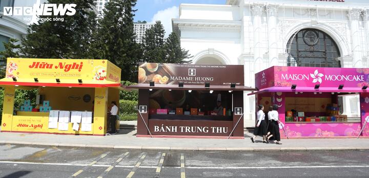 Sát Tết Trung Thu, quầy bánh treo biển đại hạ giá 100.000 đồng/3 chiếc- Ảnh 2.
