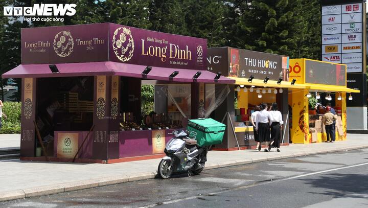 Sát Tết Trung Thu, quầy bánh treo biển đại hạ giá 100.000 đồng/3 chiếc- Ảnh 1.