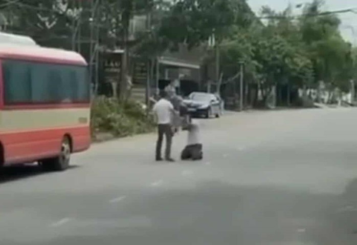 VIDEO: Tài xế xe buýt quỳ lạy giữa đường van xin vẫn bị đánh liên tiếp vào người- Ảnh 1. VIDEO: Tài xế xe buýt quỳ lạy giữa đường van xin vẫn bị đánh liên tiếp vào người- Ảnh 1.