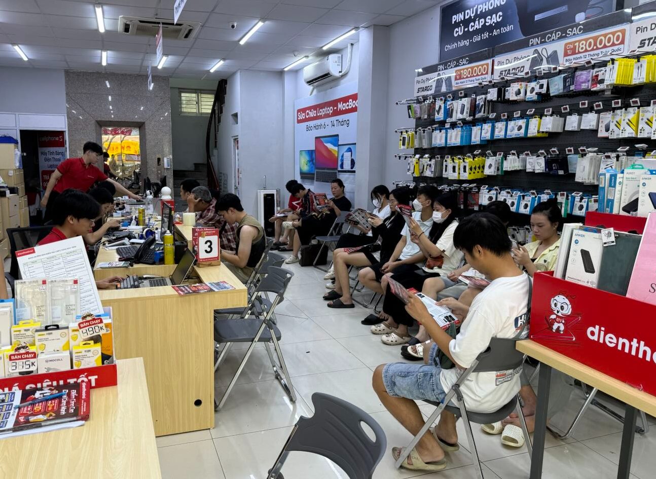 Hà Nội ngập sau mưa lớn, lượng người mang điện thoại đi "cấp cứu" tăng đột biến - Ảnh 1. Hà Nội ngập sau mưa lớn, lượng người mang điện thoại đi "cấp cứu" tăng đột biến - Ảnh 1.