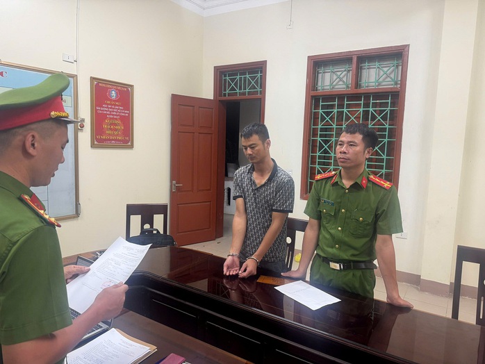 Tạm giữ đối tượng bắt tài xế xe buýt quỳ lạy giữa đường van xin rồi đánh đập- Ảnh 1. Tạm giữ đối tượng bắt tài xế xe buýt quỳ lạy giữa đường van xin rồi đánh đập- Ảnh 1.