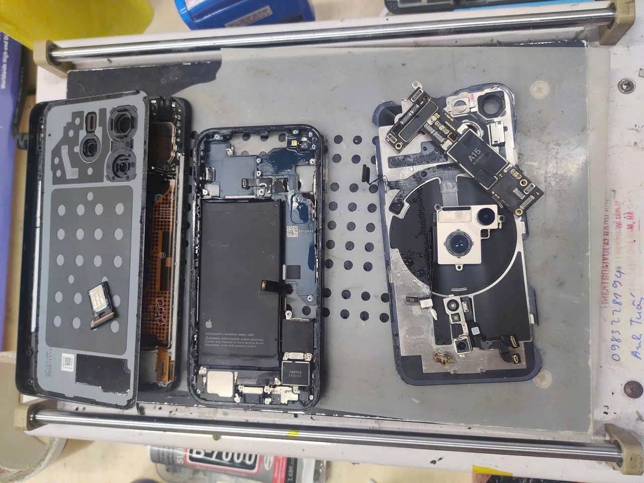 Hà Nội ngập sau mưa lớn, lượng người mang điện thoại đi "cấp cứu" tăng đột biến - Ảnh 2. Hà Nội ngập sau mưa lớn, lượng người mang điện thoại đi "cấp cứu" tăng đột biến - Ảnh 2.