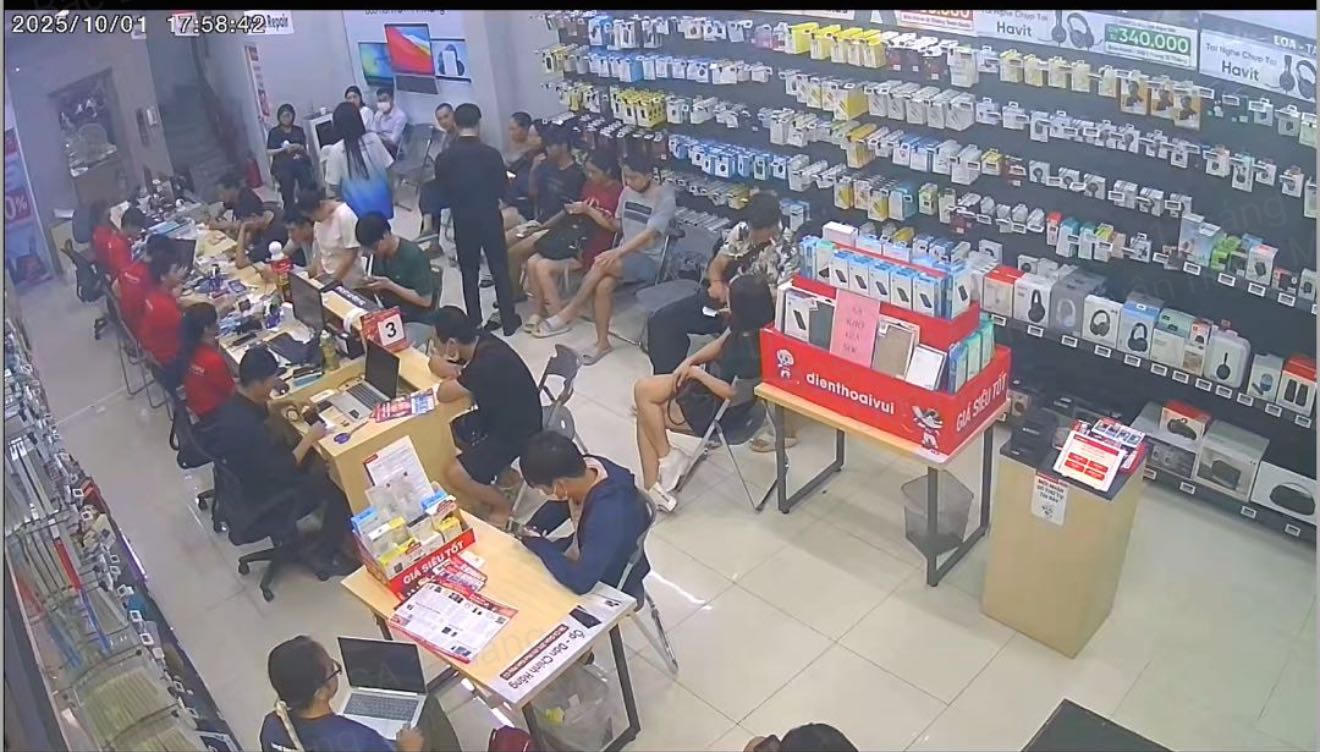 Hà Nội ngập sau mưa lớn, lượng người mang điện thoại đi "cấp cứu" tăng đột biến - Ảnh 3. Hà Nội ngập sau mưa lớn, lượng người mang điện thoại đi "cấp cứu" tăng đột biến - Ảnh 3.