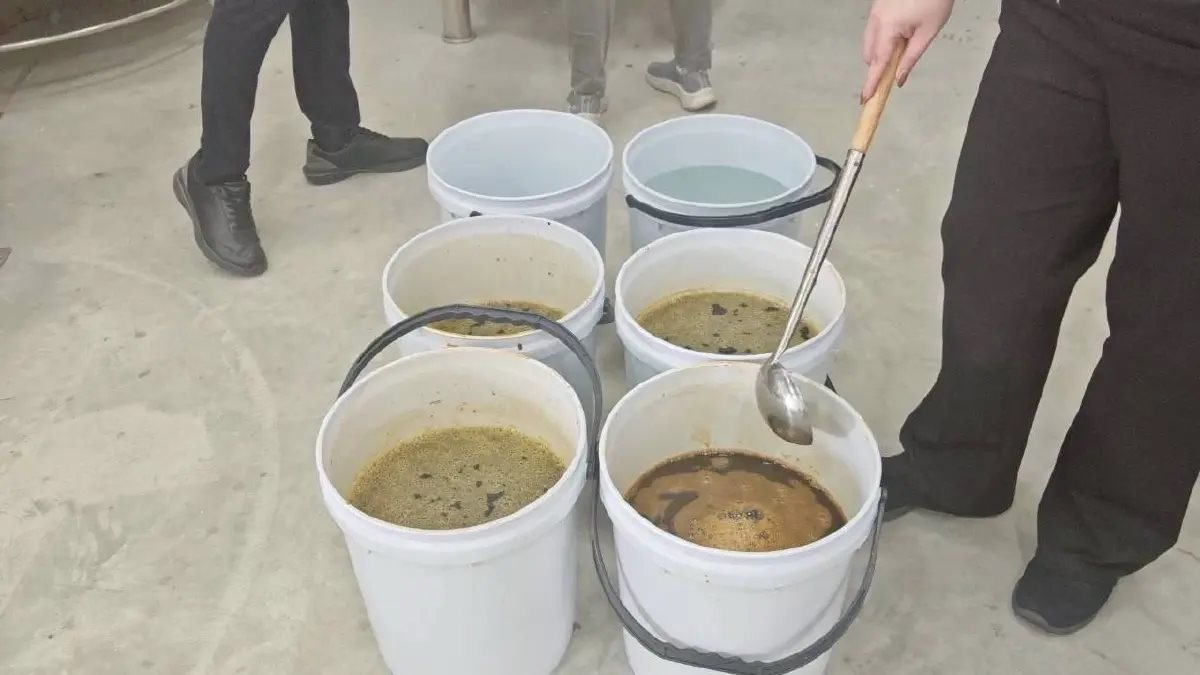 Đột kích 5 căn nhà, công an tóm gọn đường dây sản xuất siro ho giả quy mô 16 tỷ đồng, tịch thu hơn 170.000 sản phẩm không giấy phép- Ảnh 1.