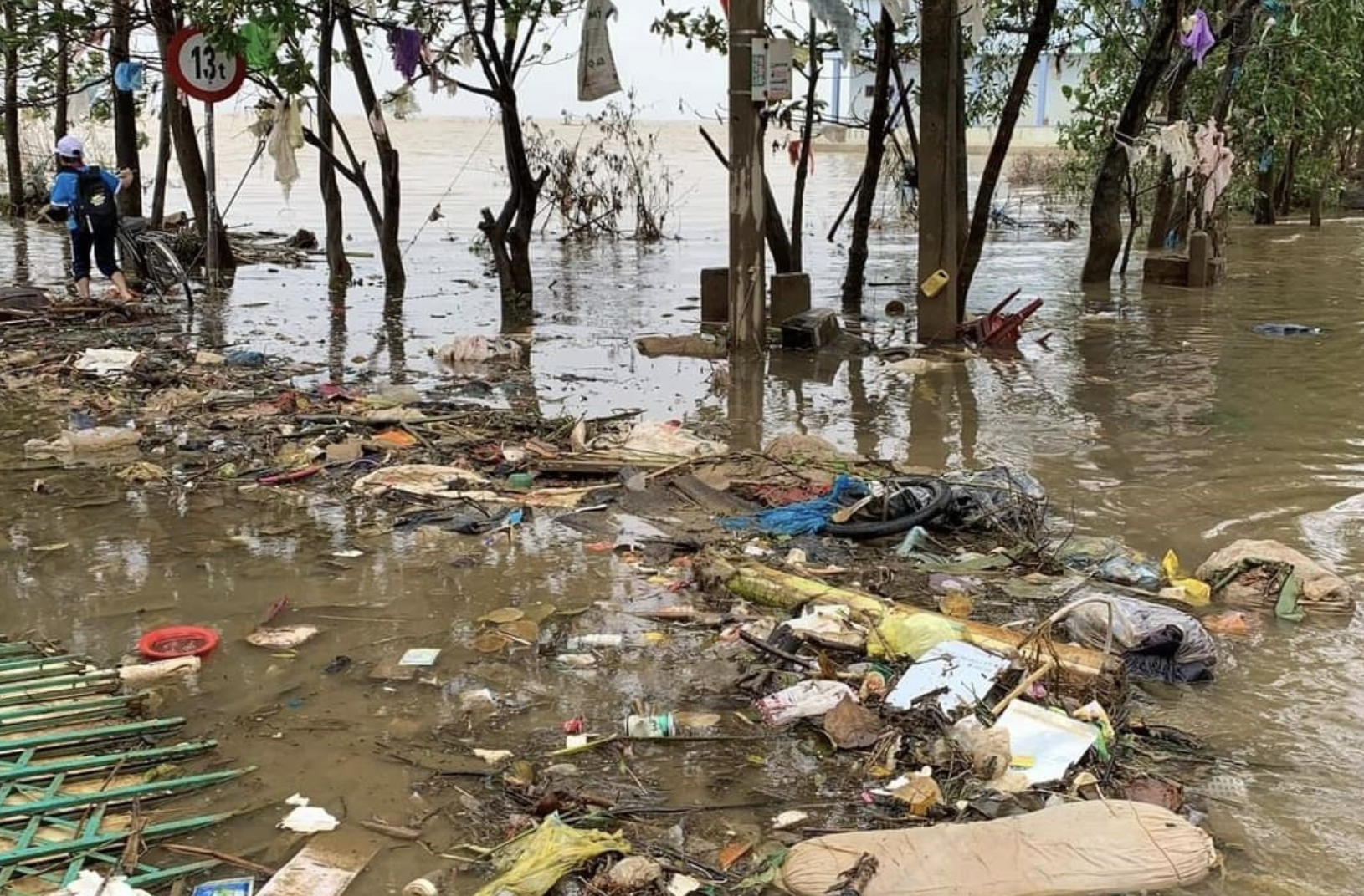 Nấm, ghẻ, nhiễm trùng da rình rập sau mưa lũ- Ảnh 1. Nấm, ghẻ, nhiễm trùng da rình rập sau mưa lũ- Ảnh 1.