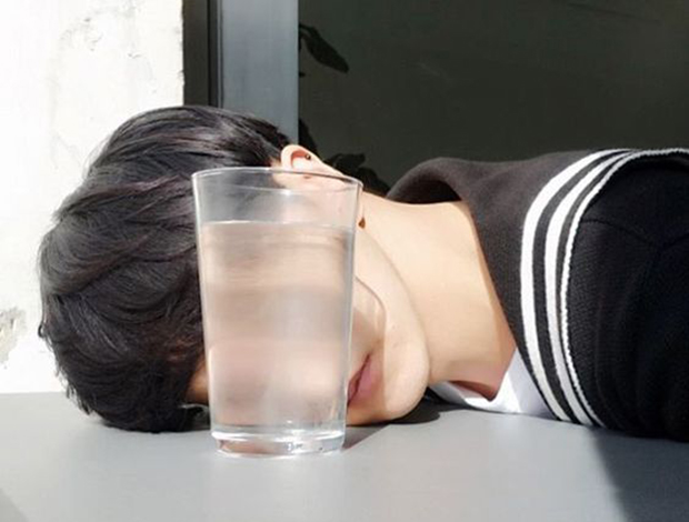 5 thứ bụng đói cồn cào, cổ họng khát khô cũng TUYỆT ĐỐI không động vào khi vừa thức dậy: Dạ dày, thực quản đều rất "sợ" - Ảnh 1.