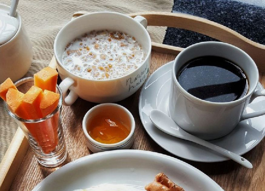 5 thứ bụng đói cồn cào, cổ họng khát khô cũng TUYỆT ĐỐI không động vào khi vừa thức dậy: Dạ dày, thực quản đều rất "sợ" - Ảnh 2.