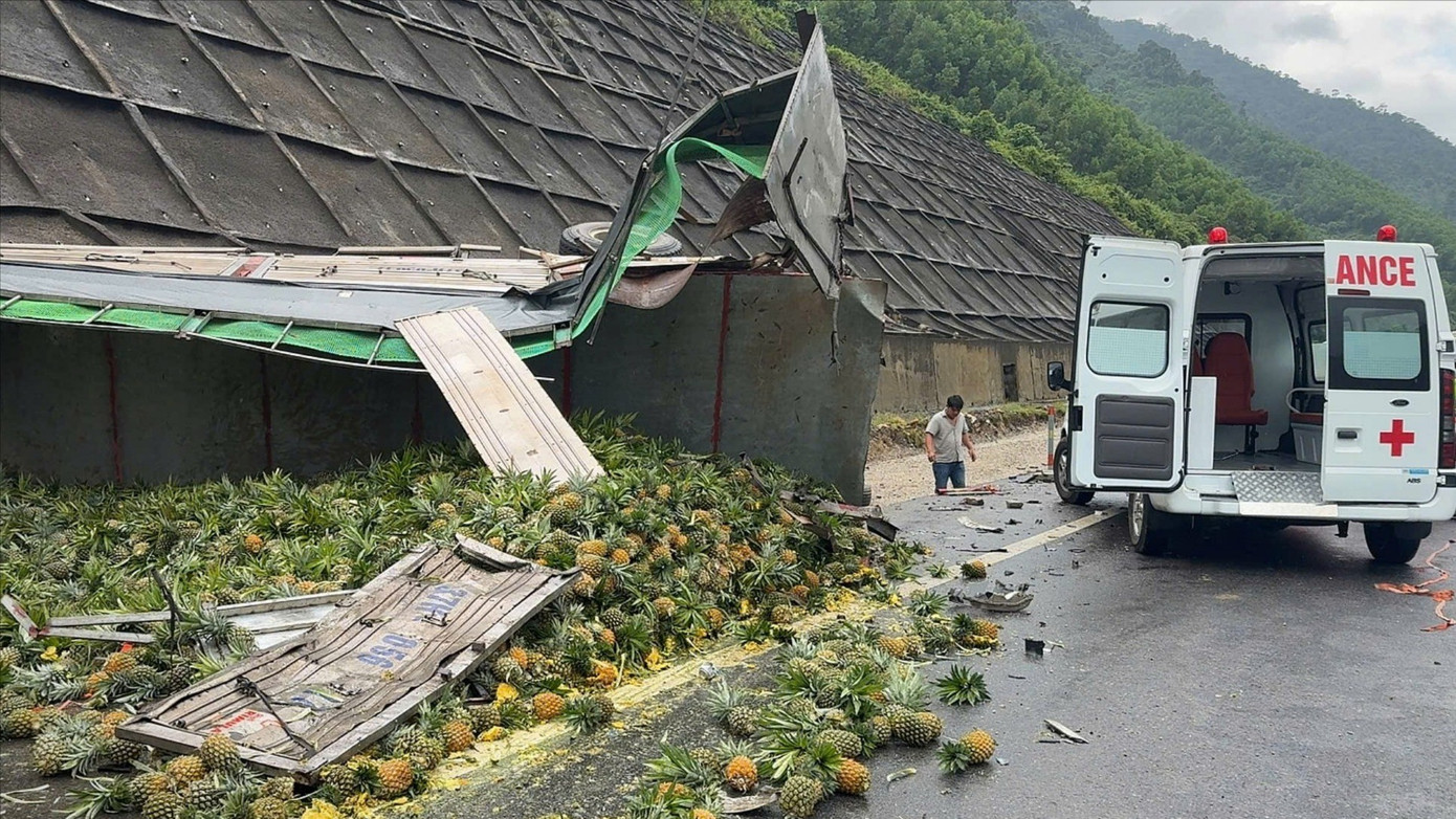 Xe tải biến dạng kỳ quái sau tai nạn liên hoàn trên cao tốc La Sơn - Túy Loan- Ảnh 4.