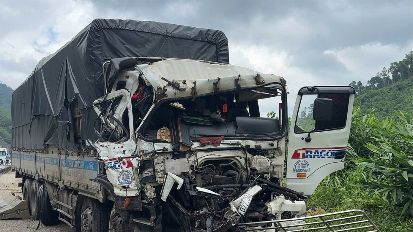 Xe tải biến dạng kỳ quái sau tai nạn liên hoàn trên cao tốc La Sơn - Túy Loan- Ảnh 1.