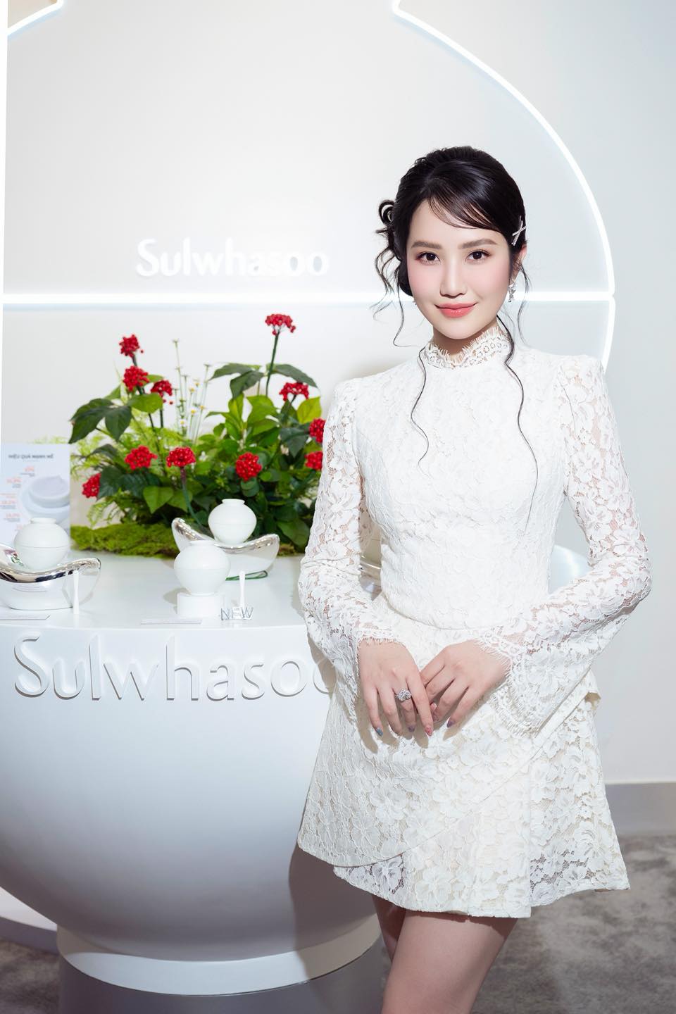 Nhan sắc bà xã Phan Thành trong lễ cưới của em chồng thiếu gia và tiểu thư nghìn tỷ- Ảnh 4. Nhan sắc bà xã Phan Thành trong lễ cưới của em chồng thiếu gia và tiểu thư nghìn tỷ- Ảnh 4.