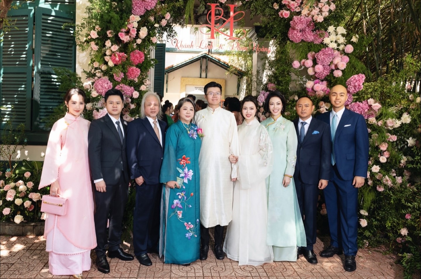 Nhan sắc bà xã Phan Thành trong lễ cưới của em chồng thiếu gia và tiểu thư nghìn tỷ- Ảnh 1. Nhan sắc bà xã Phan Thành trong lễ cưới của em chồng thiếu gia và tiểu thư nghìn tỷ- Ảnh 1.