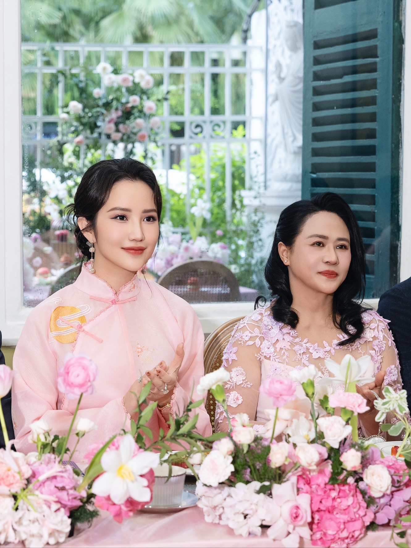 Nhan sắc bà xã Phan Thành trong lễ cưới của em chồng thiếu gia và tiểu thư nghìn tỷ- Ảnh 2. Nhan sắc bà xã Phan Thành trong lễ cưới của em chồng thiếu gia và tiểu thư nghìn tỷ- Ảnh 2.