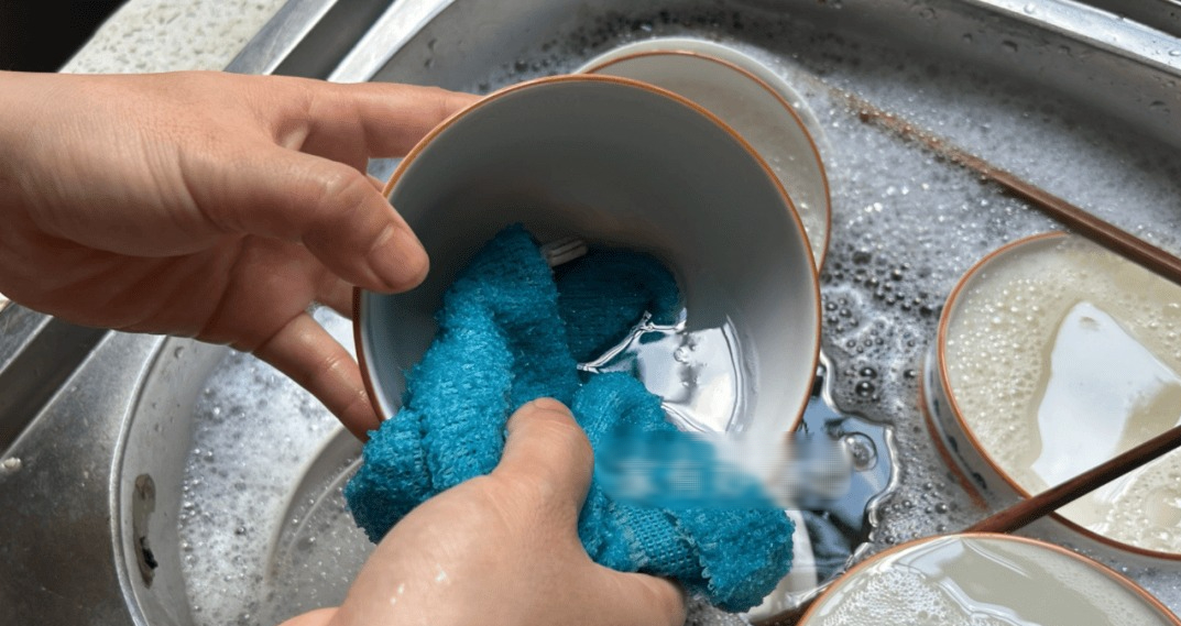 1 người rửa bát cả nhà mắc bệnh: 5 lỗi sai to đùng cần sửa ngay- Ảnh 2. 1 người rửa bát cả nhà mắc bệnh: 5 lỗi sai to đùng cần sửa ngay- Ảnh 2.