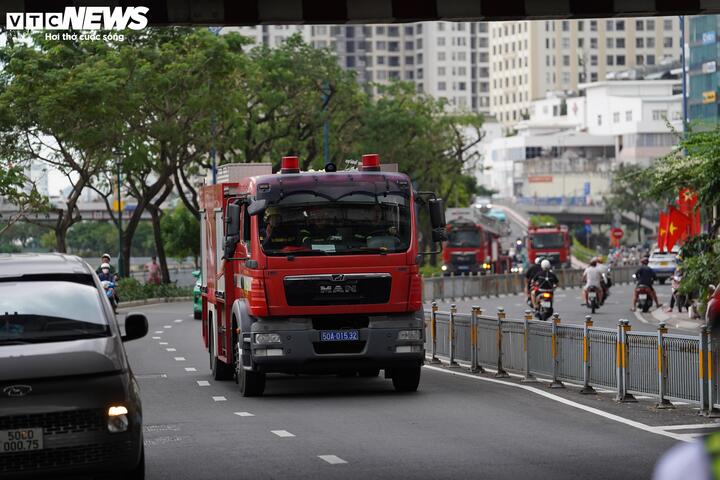 Đang cháy lớn chung cư RiverGate TP.HCM, cư dân hoảng loạn tháo chạy- Ảnh 4.