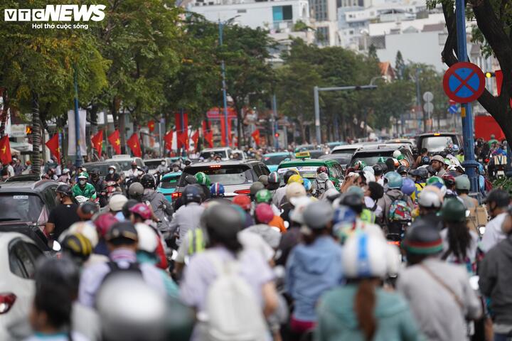 Đang cháy lớn chung cư RiverGate TP.HCM, cư dân hoảng loạn tháo chạy- Ảnh 3.