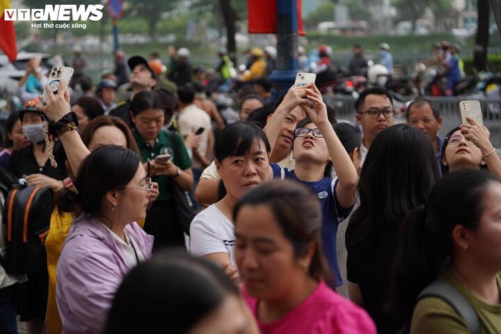 Đang cháy lớn chung cư RiverGate TP.HCM, cư dân hoảng loạn tháo chạy- Ảnh 2.