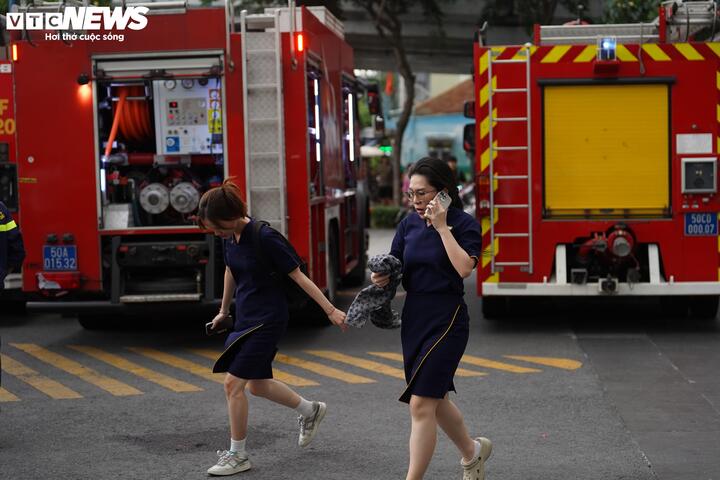Đang cháy lớn chung cư RiverGate TP.HCM, cư dân hoảng loạn tháo chạy- Ảnh 5.