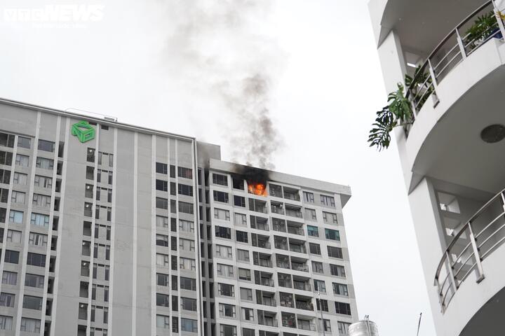 Đang cháy lớn chung cư RiverGate TP.HCM, cư dân hoảng loạn tháo chạy- Ảnh 1.