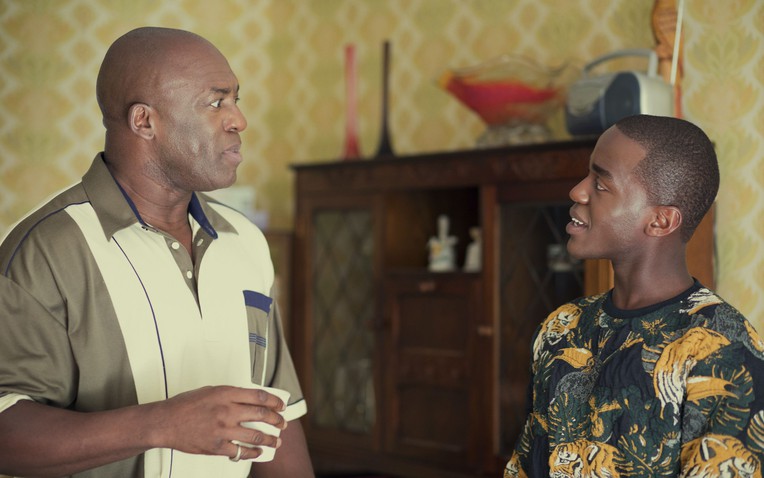 Xem phim Sex Education, ông bố khô khan như tôi lần đầu tiên làm một việc khiến con gái phải khoe ngay lên Facebook- Ảnh 1.