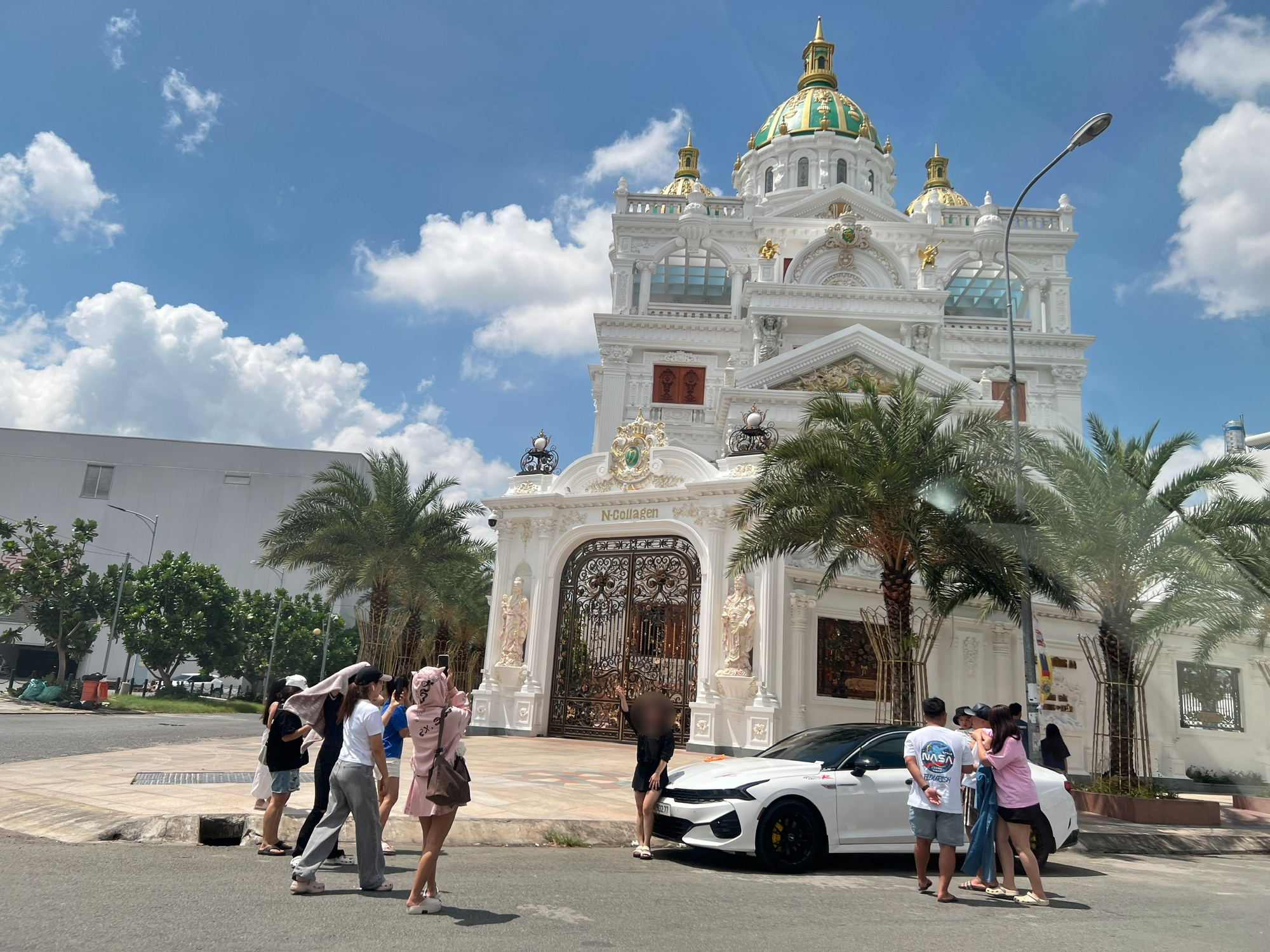 Ngân Collagen bác tin đồn “đi Campuchia”, chồng gọi điện trình báo vì đám đông kéo đến biệt thự 500 tỷ- Ảnh 3. Ngân Collagen bác tin đồn “đi Campuchia”, chồng gọi điện trình báo vì đám đông kéo đến biệt thự 500 tỷ- Ảnh 3.