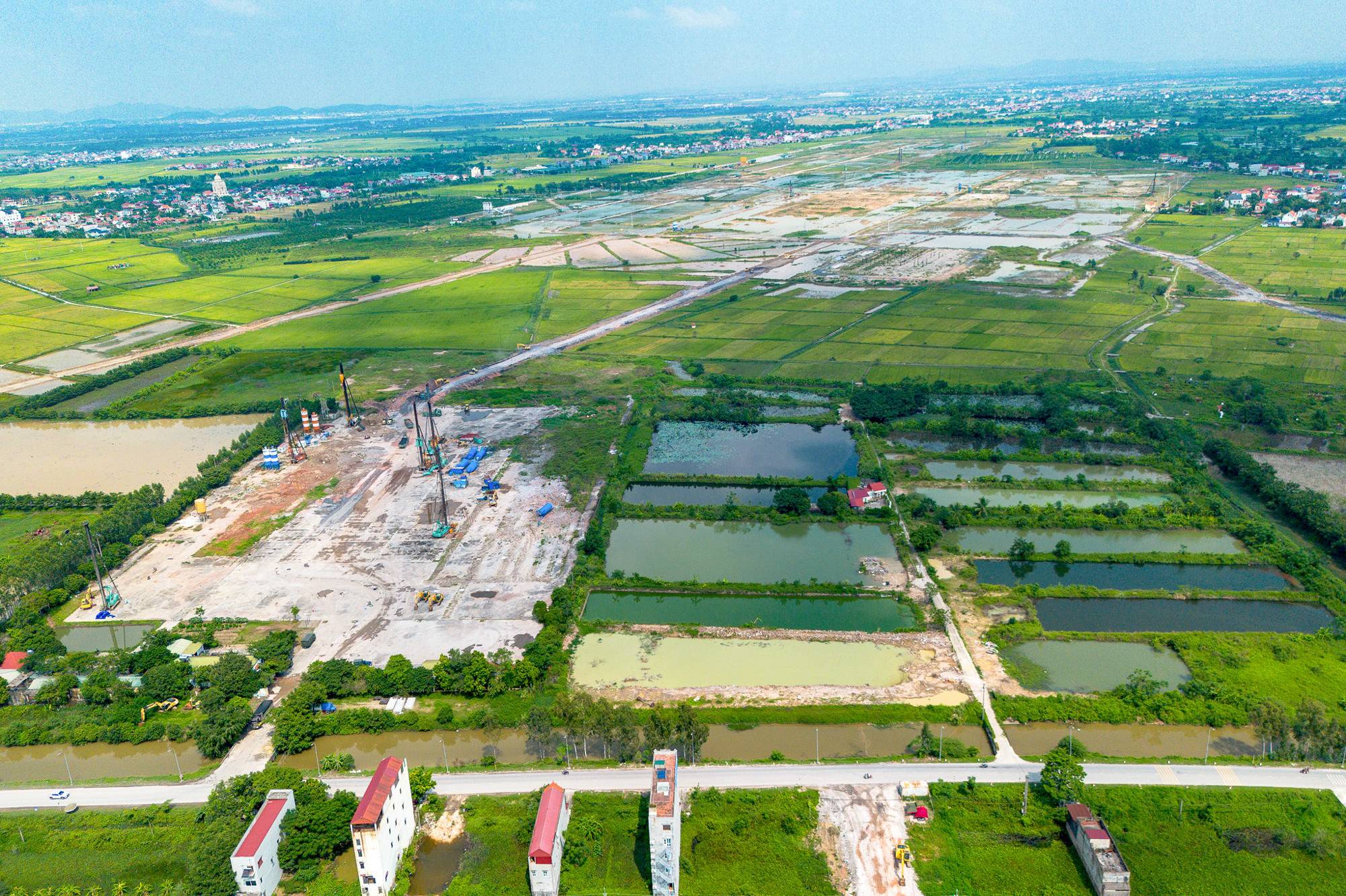 Toàn cảnh công trường xây dựng sân bay lớn nhất miền Bắc - Ảnh 2.