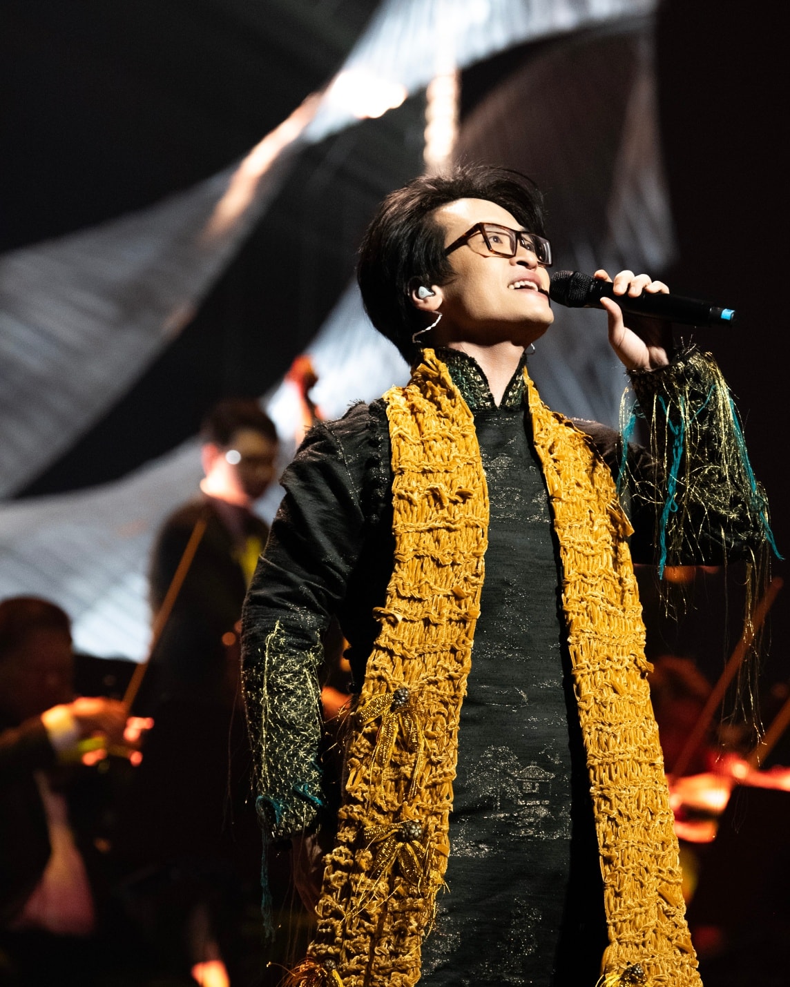 Phó Giáo sư - Tiến sĩ - Bác sĩ bay từ Việt Nam sang Mỹ và cái bắt tay với Hà Anh Tuấn gây sốt- Ảnh 2.