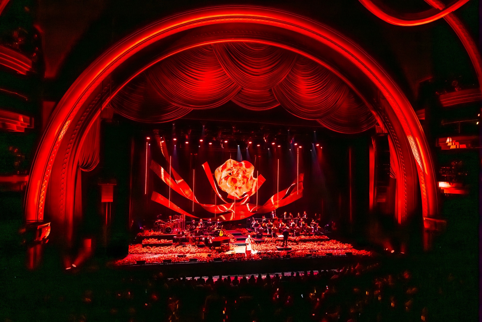 Phó Giáo sư - Tiến sĩ - Bác sĩ bay từ Việt Nam sang Mỹ và cái bắt tay với Hà Anh Tuấn gây sốt- Ảnh 1.