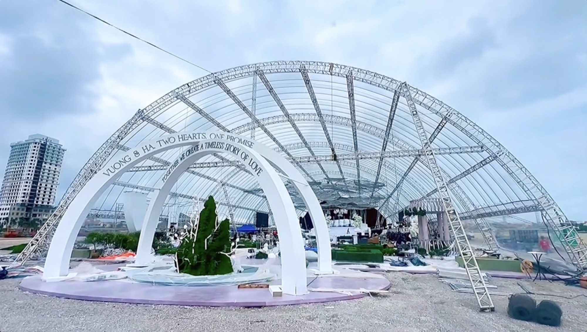 Trước "giờ G" đám cưới Đỗ Hà - thiếu gia tập đoàn Sơn Hải: Rạp cưới siêu khủng, cô dâu nôn nao!- Ảnh 1. Trước "giờ G" đám cưới Đỗ Hà - thiếu gia tập đoàn Sơn Hải: Rạp cưới siêu khủng, cô dâu nôn nao!- Ảnh 1.