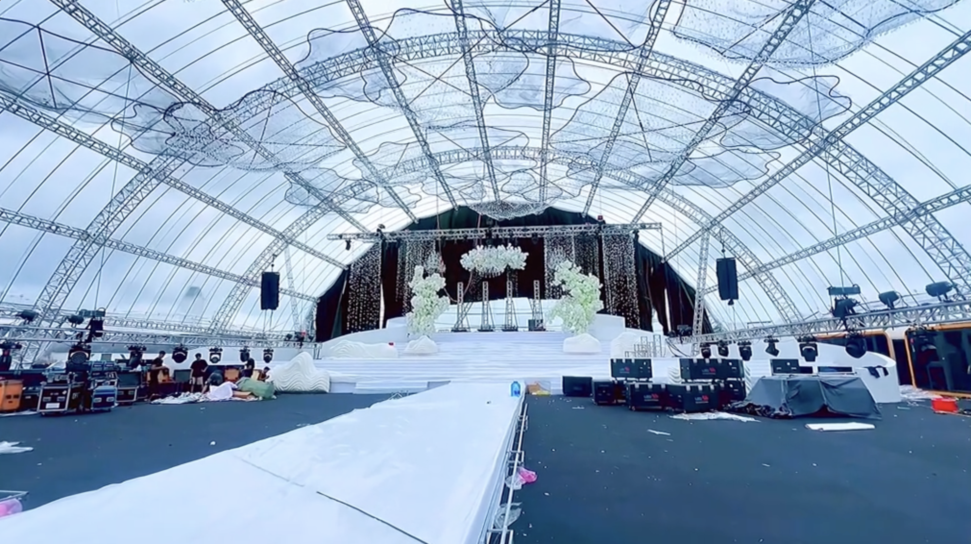 Trước "giờ G" đám cưới Đỗ Hà - thiếu gia tập đoàn Sơn Hải: Rạp cưới siêu khủng, cô dâu nôn nao!- Ảnh 2. Trước "giờ G" đám cưới Đỗ Hà - thiếu gia tập đoàn Sơn Hải: Rạp cưới siêu khủng, cô dâu nôn nao!- Ảnh 2.